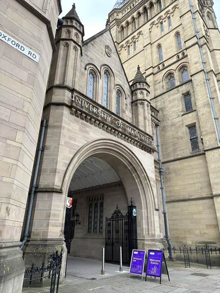 建筑上有雕塑 中度可信度描述已自动生成